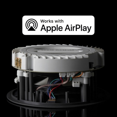 Alto-falante embutido cinza com fios expostos e etiqueta Apple AirPlay