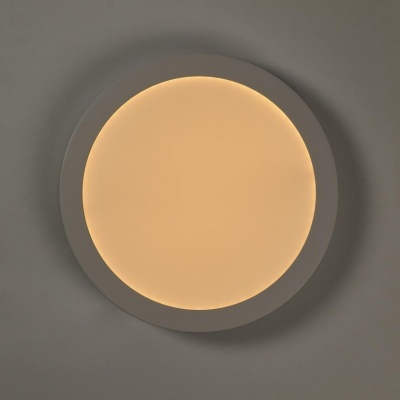 Luminária de teto circular com luz quente e aro cinza