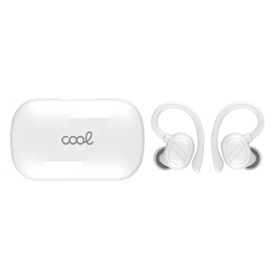 Auriculares brancos com estojo de carregamento branco com texto 'cool'.