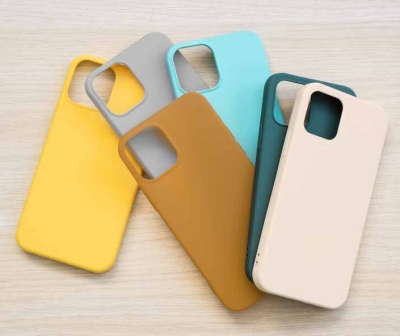 Capas de telemóvel coloridas em silicone sobre madeira clara