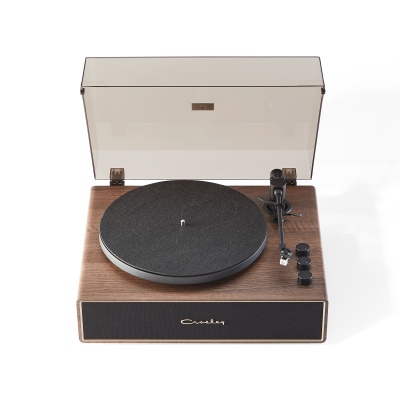 Gira-discos Crosley em madeira clara com tampa transparente e prato preto