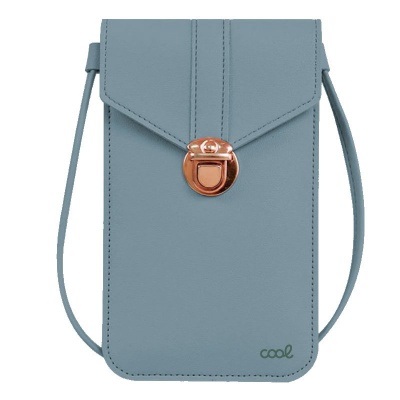 Bolsa pequena azul clara com fecho dourado e alça fina