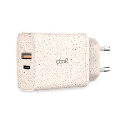 Carregador USB creme com manchas castanhas e palavra cool
