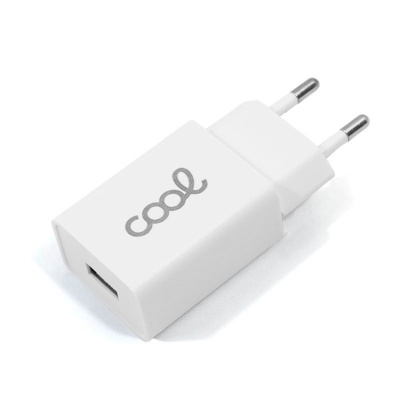 Carregador USB branco de parede com pinos redondos e texto 'cool'