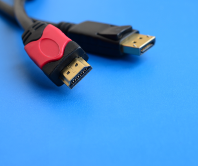 Cabo HDMI preto e vermelho com conetor USB preto num fundo azul