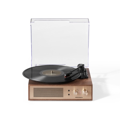 Gira-discos Crosley de madeira com disco de vinil preto e tampa transparente aberta