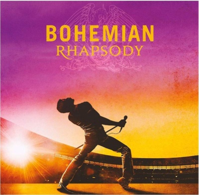 Capa do filme Bohemian Rhapsody com silhueta de cantor no estádio em fundo roxo e amarelo