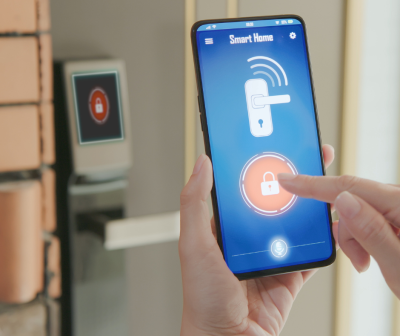 Smartphone com aplicação Smart Home e ícone de cadeado vermelho, fundo com caixa metálica e azulejos castanhos.