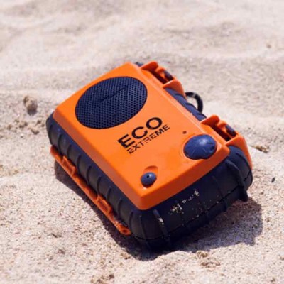 Rádio portátil ECO EXTREME laranja sobre areia