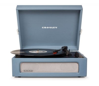 Giradiscos Crosley azul claro com disco preto e tampa aberta