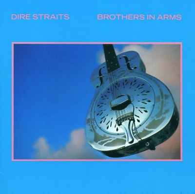 Capa de álbum Dire Straits Brothers in Arms com guitarra metálica e fundo azul.