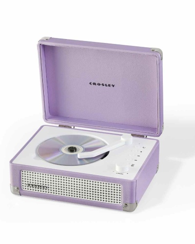 Toca-discos portátil lilás da Crosley com disco CD e tampa aberta.