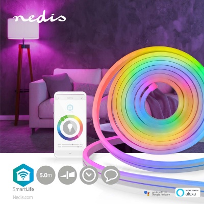 Tira LED RGB colorida enrolada junto a sofá cinzento e luminária com parede roxa