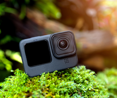 Câmara de ação preta sobre musgo verde em ambiente natural