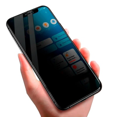 Telefone inteligente preto com ecrã refletor e interface visível a ser segurado por uma mão