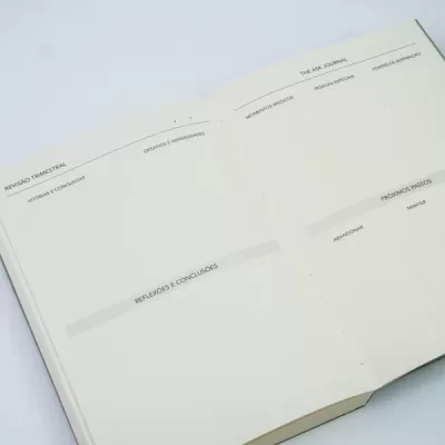 Livro aberto com texto impresso em português nas páginas visíveis