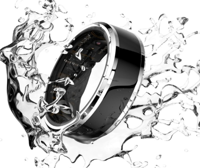 Anel preto e prata submerso em água com respingos