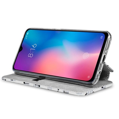 Smartphone com capa protetora cinza e preta em posição horizontal