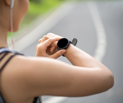 Relógio inteligente preto com pulseira de silicone