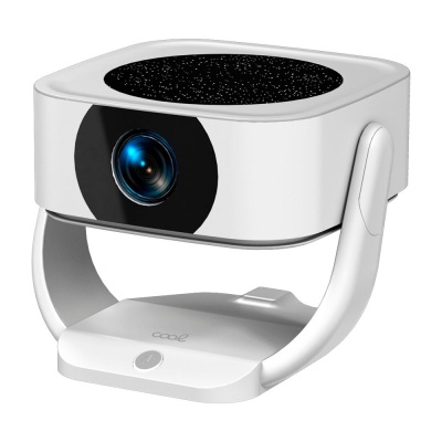 Projetor portátil branco com lente azul e base integrada marcada com 'cool'