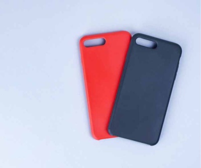 Duas capas de telemóvel, vermelha e preta, sobre fundo branco