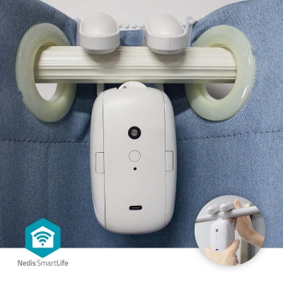 Dispositivo branco Nedis SmartLife fixado em barra de cortina com argolas sobre tecido azul