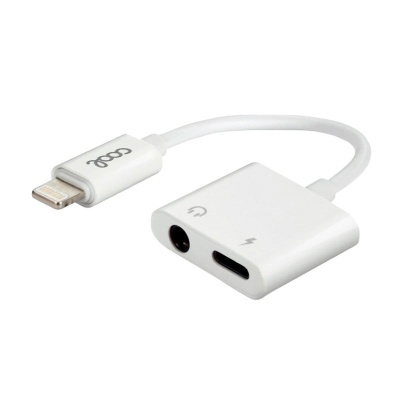Adaptador branco Coop com conector lightning e entradas para jack áudio e USB-C
