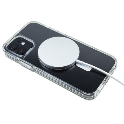 Smartphone preto com capa transparente e carregador magnético circular branco conectado