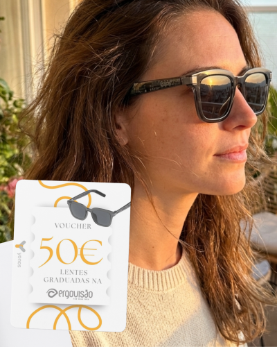 Mulher com óculos de sol cinza e voucher promocional para lentes graduadas