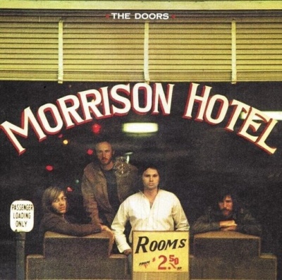 Capa do álbum Morrison Hotel da banda The Doors com quatro homens e placas com textos alusivos ao hotel.
