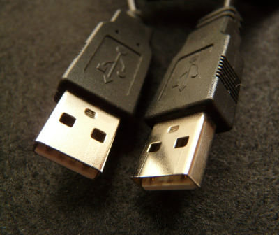Dois cabos USB conectores tipo A pretos com símbolos USB