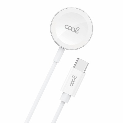 Cabo de carregamento branco com conector USB-C e superfície circular com texto cooe.