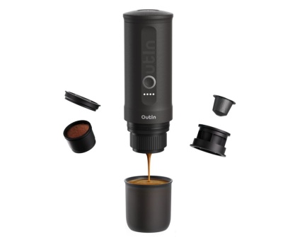 Cafeteira portátil preta com componentes desmontáveis a servir café num copo preto