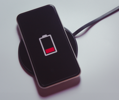 Smartphone a carregar sem fios com bateria quase vazia