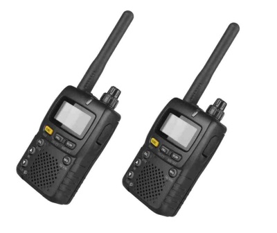 Par de walkie-talkies pretos com ecrãs digitais e antenas