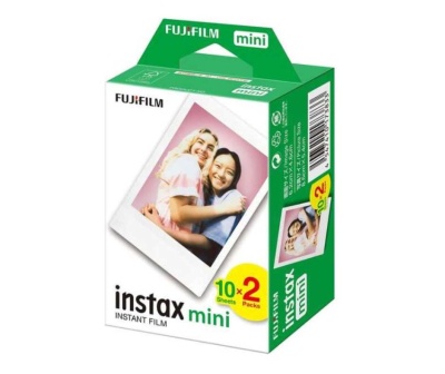 Caixa verde e branca de filme instantâneo Fujifilm Instax Mini com imagem de duas mulheres num retrato instantâneo.