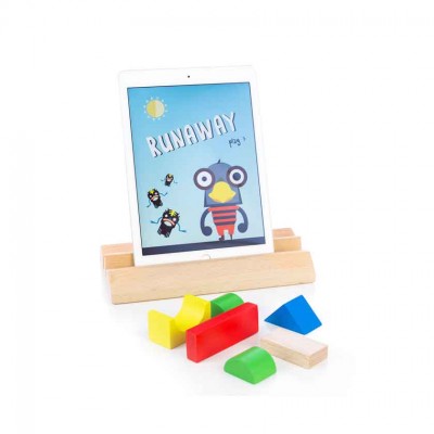 Tablet branco numa base de madeira com peças de madeira coloridas ao fundo