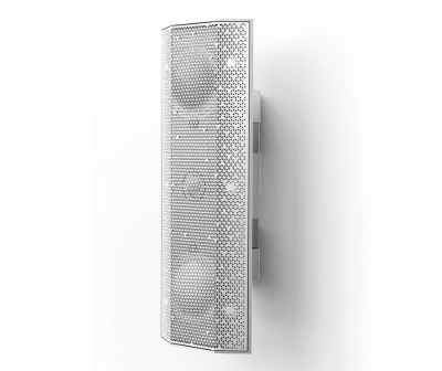 Coluna sonora branca com grelha metálica perfurada montada na parede.