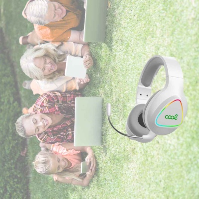 Auscultadores brancos com detalhes em cinzento e logótipo 'cool' colorido sobre fundo de quatro pessoas deitadas na relva.