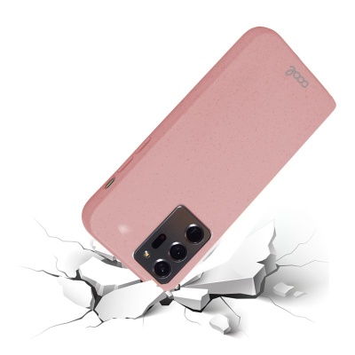 Capa rosa para smartphone com três lentes, sobre fundo branco com rachaduras simuladas