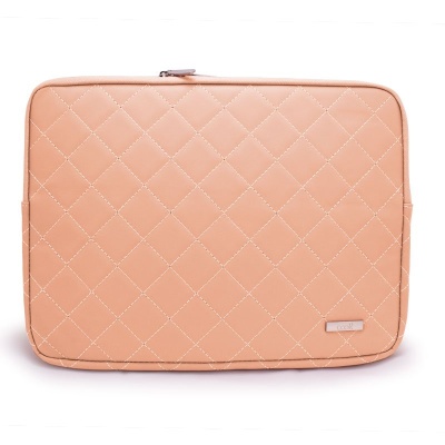 Capa de proteção para portátil cor de salmão claro com padrão de costura em losangos e fecho metálico.