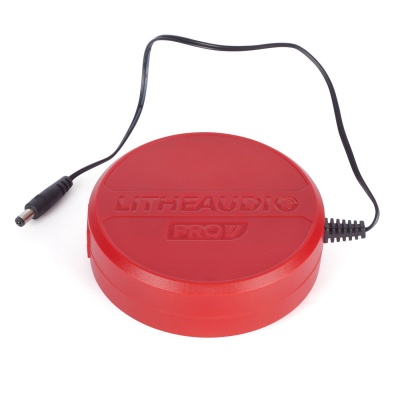 Pedal redondo vermelho com cabo preto e texto em relevo LITHEAUDIO PRO7