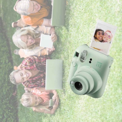 Câmara instantânea verde menta Fujifilm Instax Mini 11 com fotografia impressa no relvado