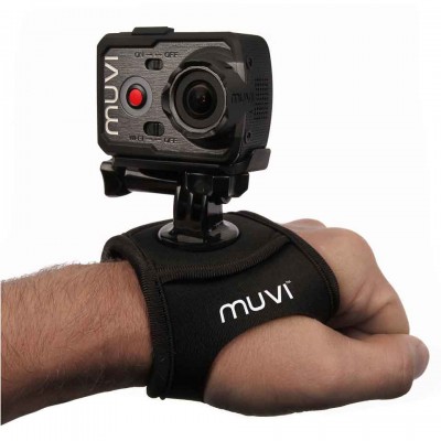 Câmara de ação MUVI preta montada num suporte de pulso preto com a marca MUVI