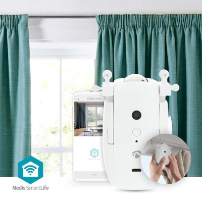 Dispositivo inteligente Nedis SmartLife para cortinas na varão azul diante de janela com smartphone