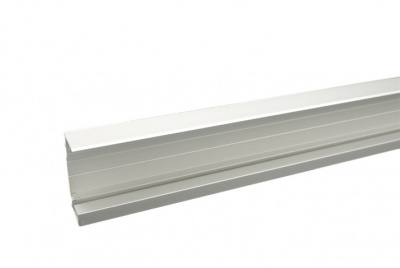 Perfil de alumínio branco retangular com ranhuras