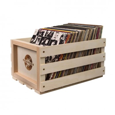 Caixa de madeira clara com discos de vinil dentro