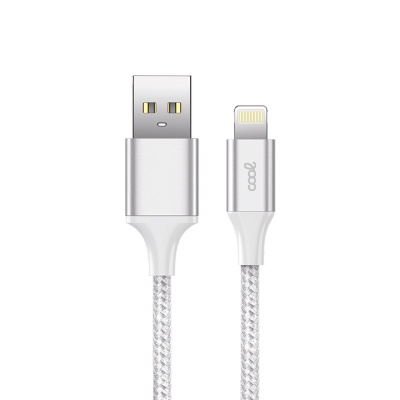 Cabo USB prateado com revestimento trançado cinza e conetor Lightning com texto 