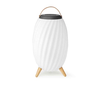 Coluna de som portátil branca com textura ondulada e base de madeira