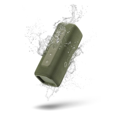 Coluna de som portátil Motorola verde com botões e água a respingar